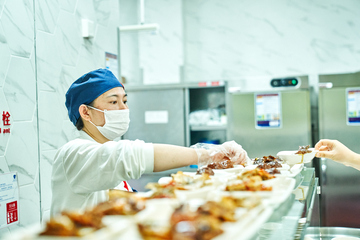 索迪斯餐饮外包服务为客户提供营养食谱、医院病人营养餐、学校学生营养餐,保障顾客食品营养与健康。