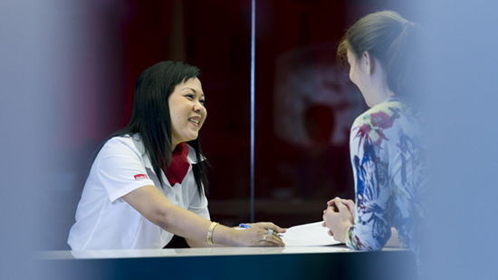 Réceptionniste Sodexo au service d'un client