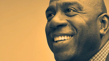 Magic Johnson auf einem orangefarbenen Hintergrund