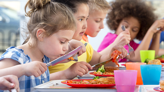 Enfants déjeunant